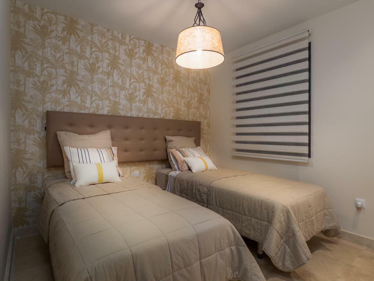 Amazing Two Bedroom Apartment In Los Flamingos, Marbella エステポナ エクステリア 写真